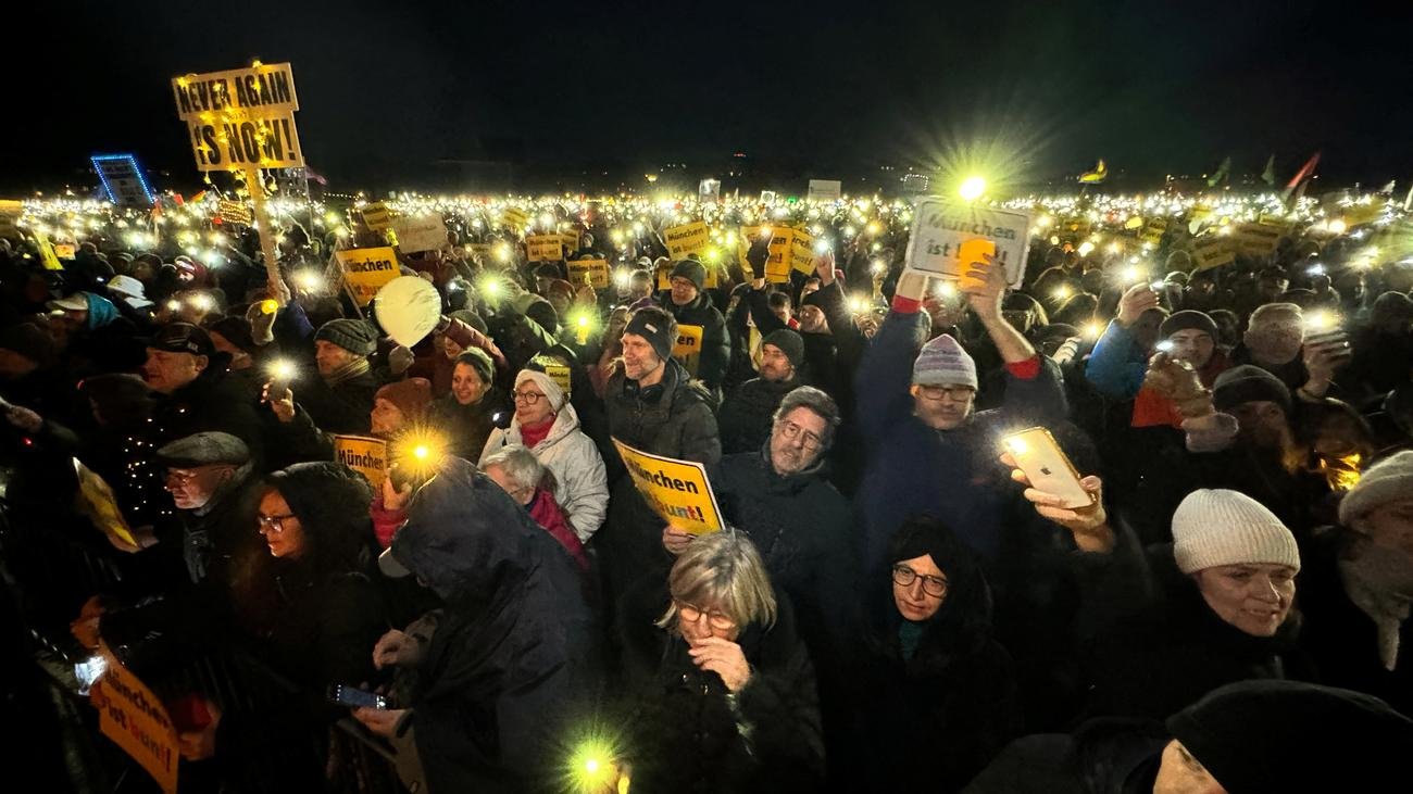 Protest gegen Rechtsextremismus: Mehr als 75.000 Menschen bei "Lichtermeer für Demokratie" in München