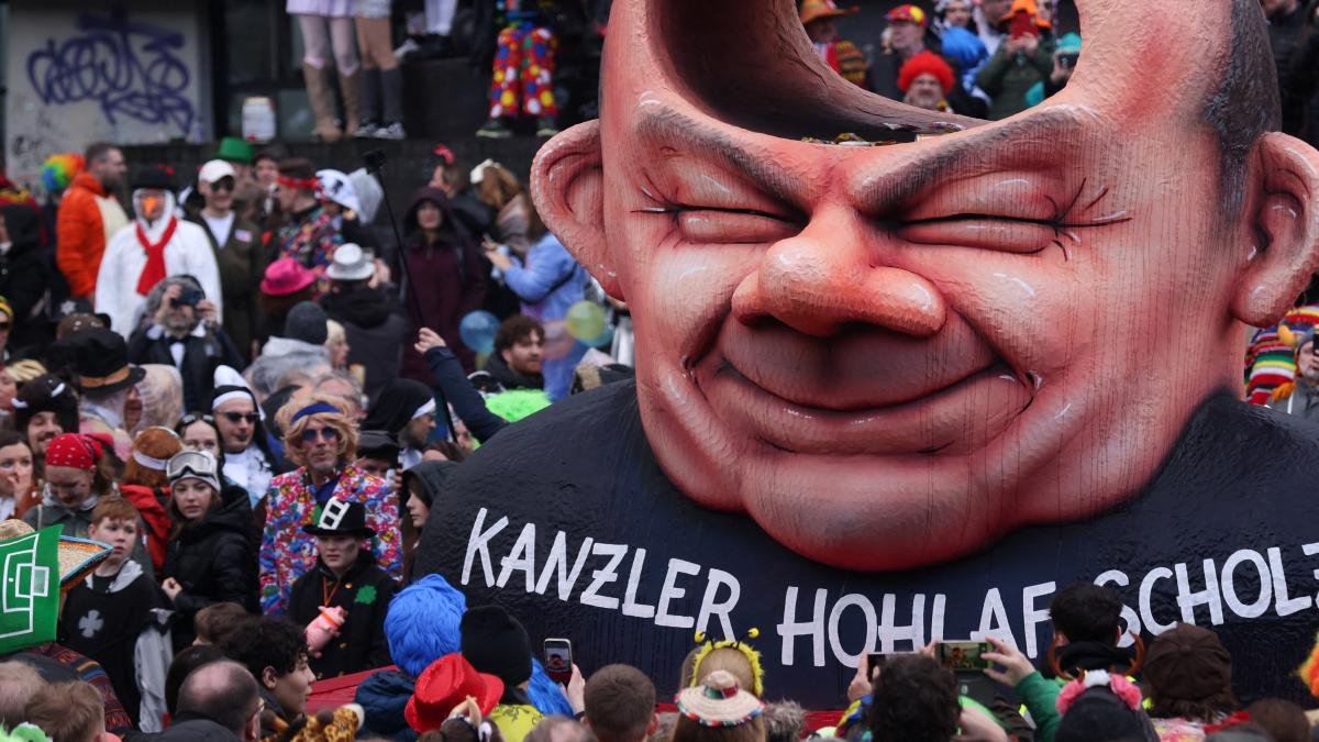 Rosenmontag: Scholz ohne Hirn, AfD mit Hitlergruß – Narren feiern Karneval mit politischen Wagen - Video - WELT