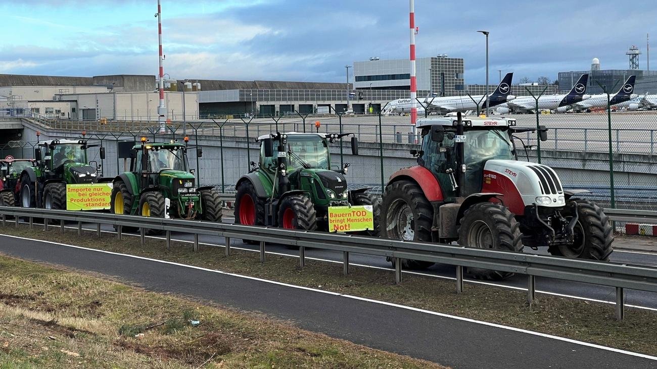 Streit um Agrardiesel: Bauern protestieren am Frankfurter Flughafen