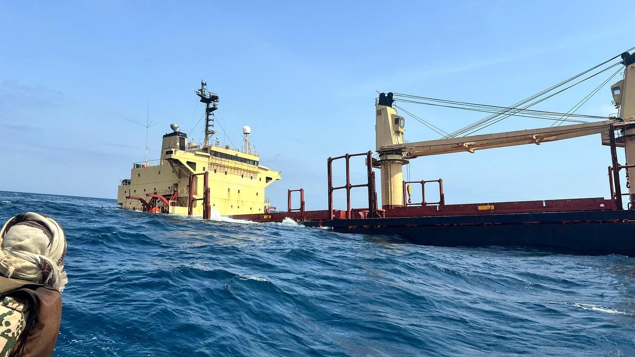Huthi-Angriffe: Greenpeace warnt vor Umweltkrise wegen gesunkenem Schiff