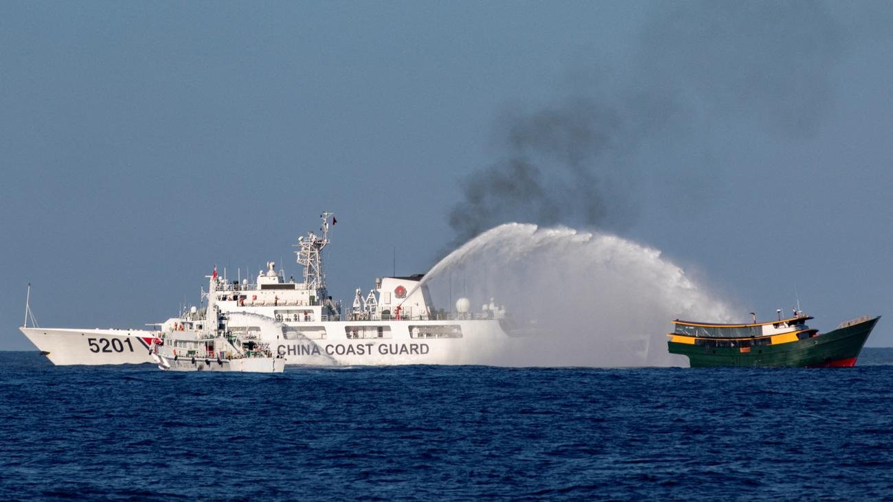 Südchinesisches Meer: China setzt Wasserwerfer gegen philippinisches Schiff ein