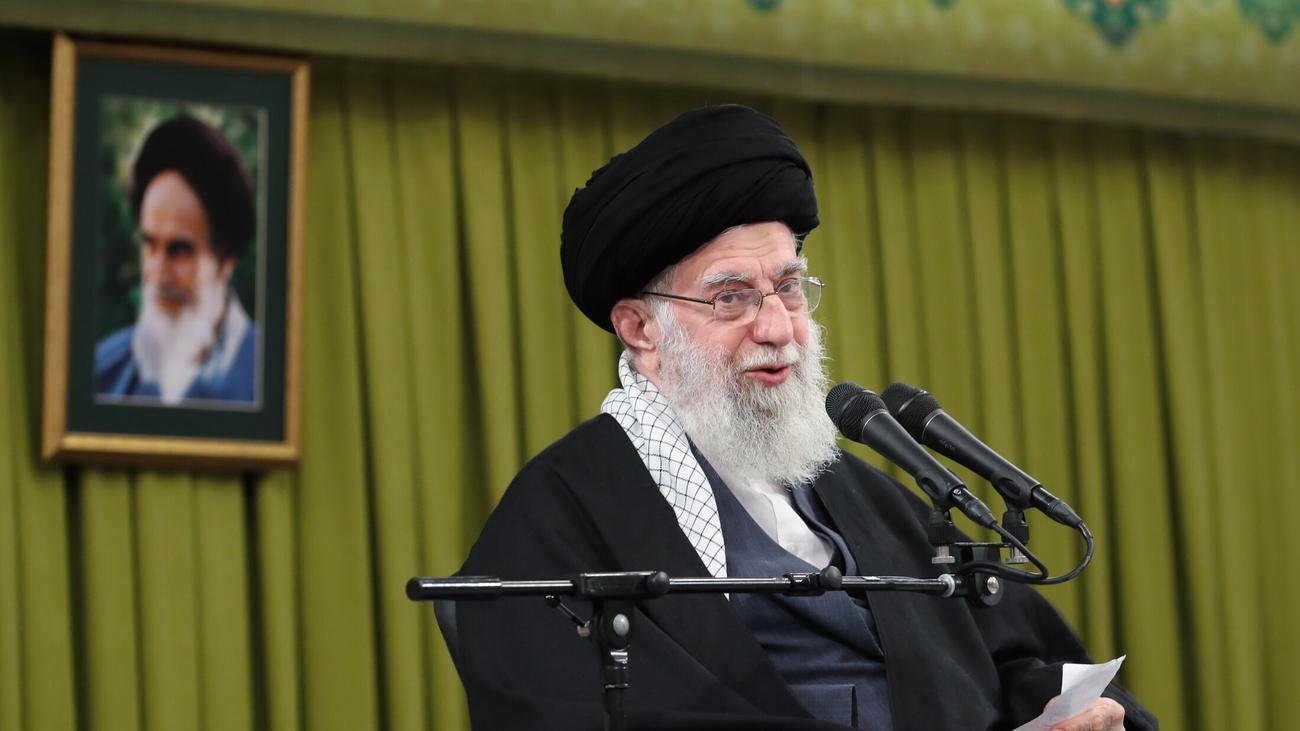 Angriff auf Israel: Irans Staatsoberhaupt spricht von Strafe für "boshaftes Regime"